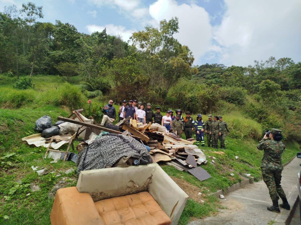 Más limpieza en laderas de la ciudad; la campaña “Juégale Limpio a Manizales” recogió basuras en la comuna Ciudadela del Norte