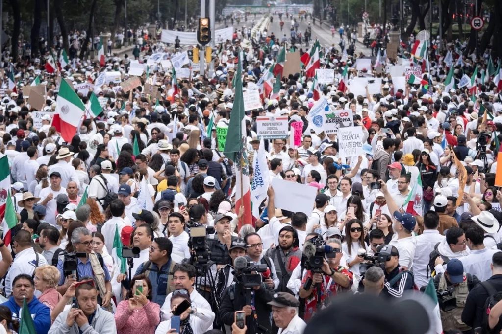 Mexicanos protestan contra planes judiciales