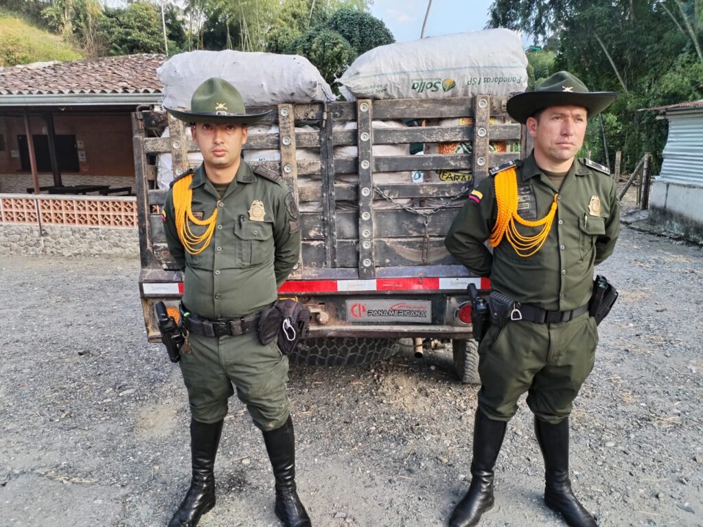 POLICÍA NACIONAL REFUERZA SU COMPROMISO CON LA PROTECCIÓN DEL MEDIO AMBIENTE EN CALDAS



Rescatamos un loro frente amarillo y evitamos la afectación a los recursos naturales