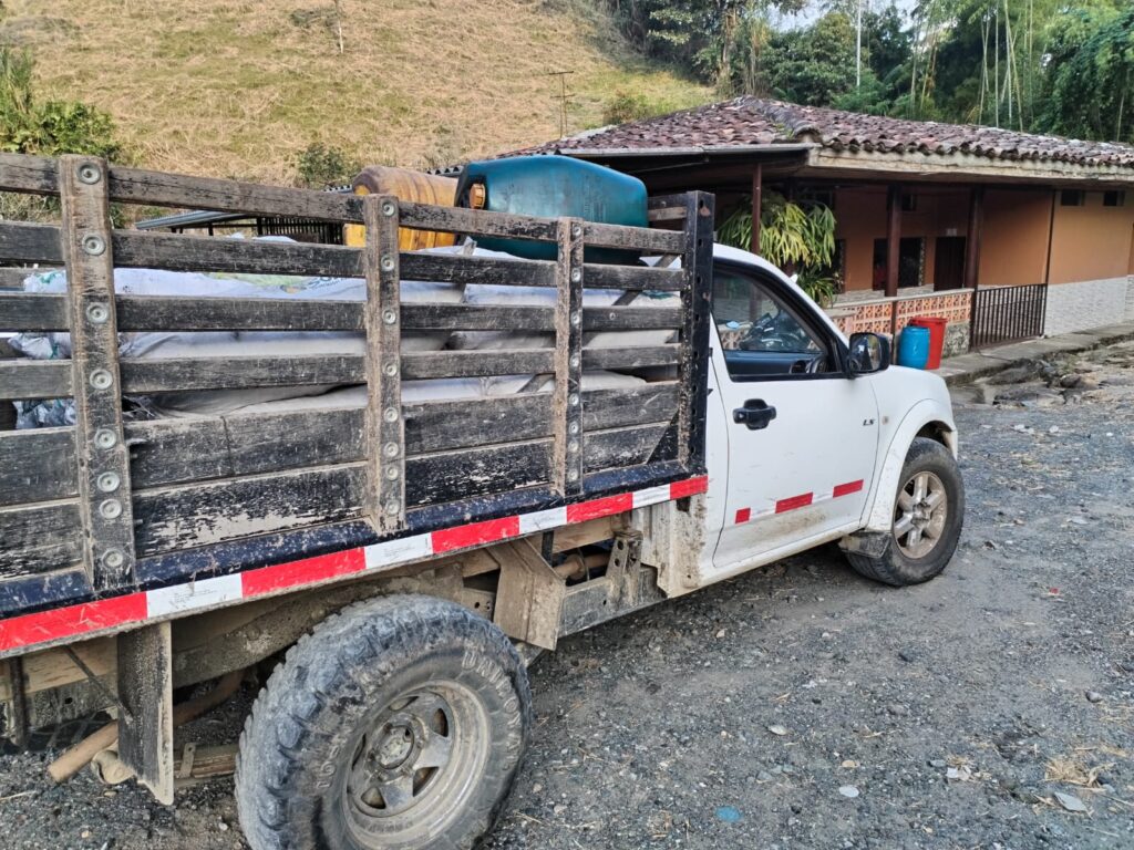 POLICÍA NACIONAL REFUERZA SU COMPROMISO CON LA PROTECCIÓN DEL MEDIO AMBIENTE EN CALDAS



Rescatamos un loro frente amarillo y evitamos la afectación a los recursos naturales