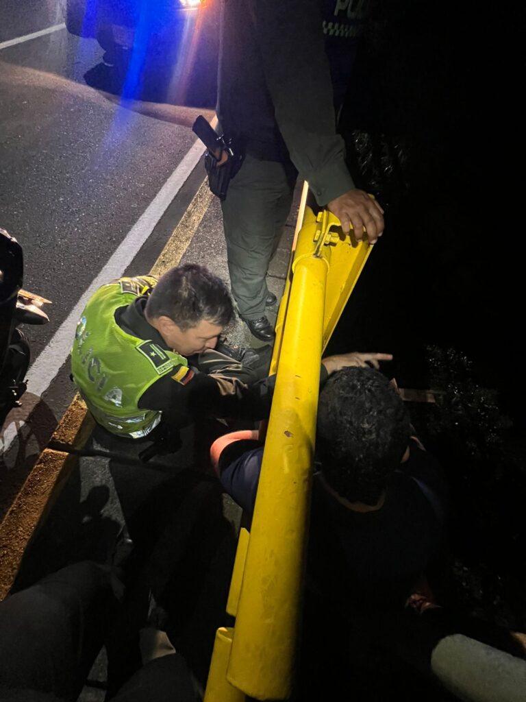 POLICÍAS EN CHINCHINÁ EVITAN TRAGEDIA EN EL PUENTE DOMÉNICO PARMA

 

Un joven con aparente crisis emocional intentó lanzarse al vacío desde el puente