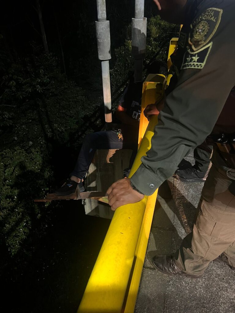 POLICÍAS EN CHINCHINÁ EVITAN TRAGEDIA EN EL PUENTE DOMÉNICO PARMA

 

Un joven con aparente crisis emocional intentó lanzarse al vacío desde el puente