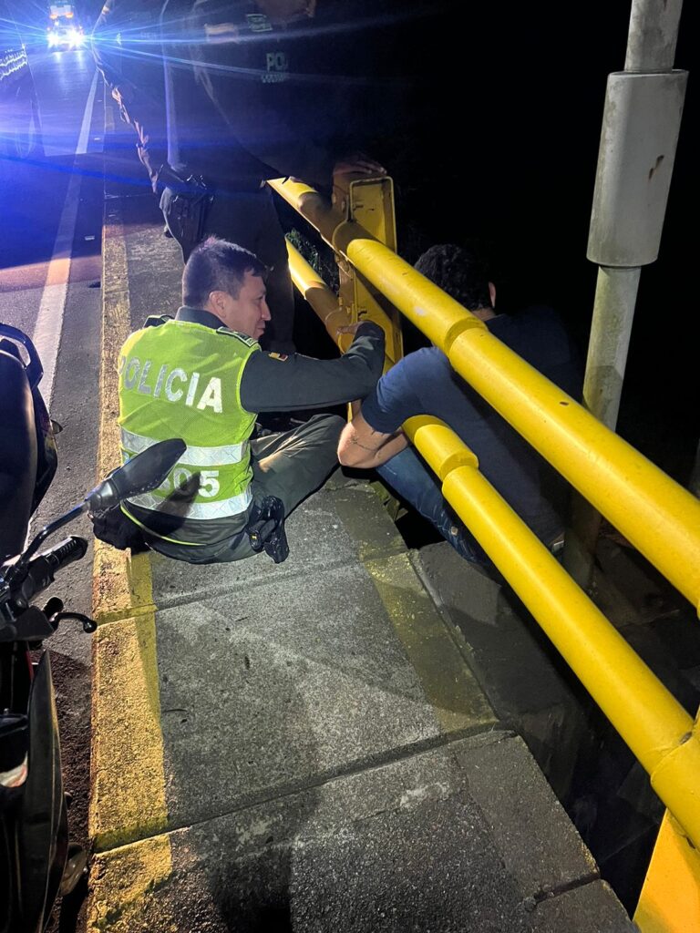 POLICÍAS EN CHINCHINÁ EVITAN TRAGEDIA EN EL PUENTE DOMÉNICO PARMA Un joven con aparente crisis emocional intentó lanzarse al vacío desde el puente