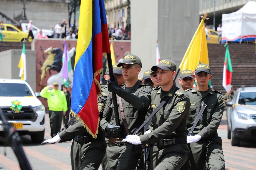 GOBERNACIÓN DE CALDAS FORTALECE LA SEGURIDAD DEL DEPARTAMENTO CON LA ENTREGA DE NUEVO PARQUE AUTOMOTOR A LA POLICÍA NACIONAL Tres vehículos y una camioneta para incrementarán las acciones de respuestas de la Policía de investigación criminal e inteligencia