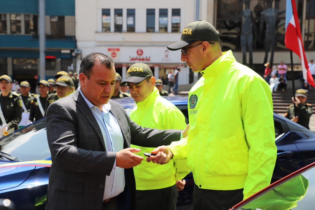 GOBERNACIÓN DE CALDAS FORTALECE LA SEGURIDAD DEL DEPARTAMENTO CON LA ENTREGA DE NUEVO PARQUE AUTOMOTOR A LA POLICÍA NACIONAL Tres vehículos y una camioneta para incrementarán las acciones de respuestas de la Policía de investigación criminal e inteligencia