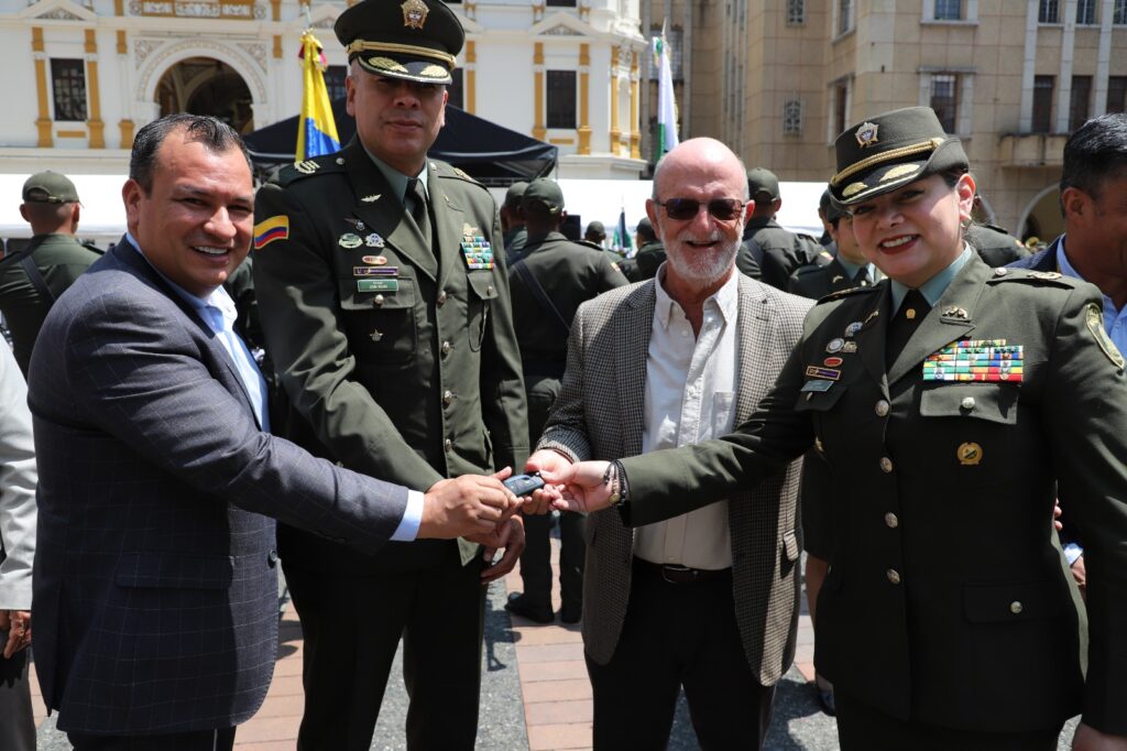 GOBERNACIÓN DE CALDAS FORTALECE LA SEGURIDAD DEL DEPARTAMENTO CON LA ENTREGA DE NUEVO PARQUE AUTOMOTOR A LA POLICÍA NACIONAL Tres vehículos y una camioneta para incrementarán las acciones de respuestas de la Policía de investigación criminal e inteligencia