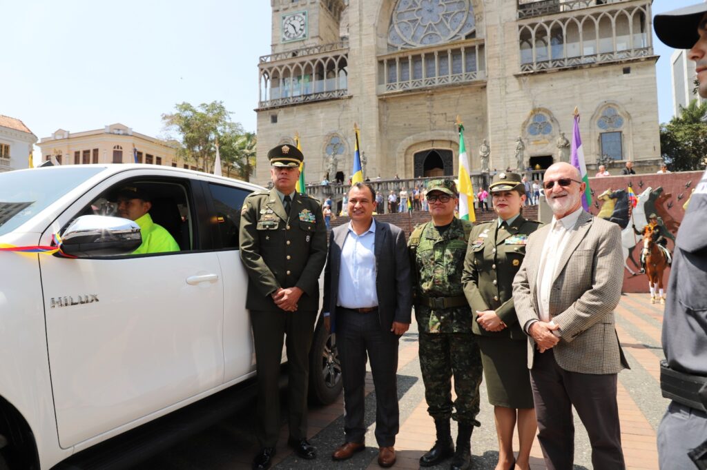 Gobernación de Caldas Entrega Nuevos Vehículos a la Policía Nacional