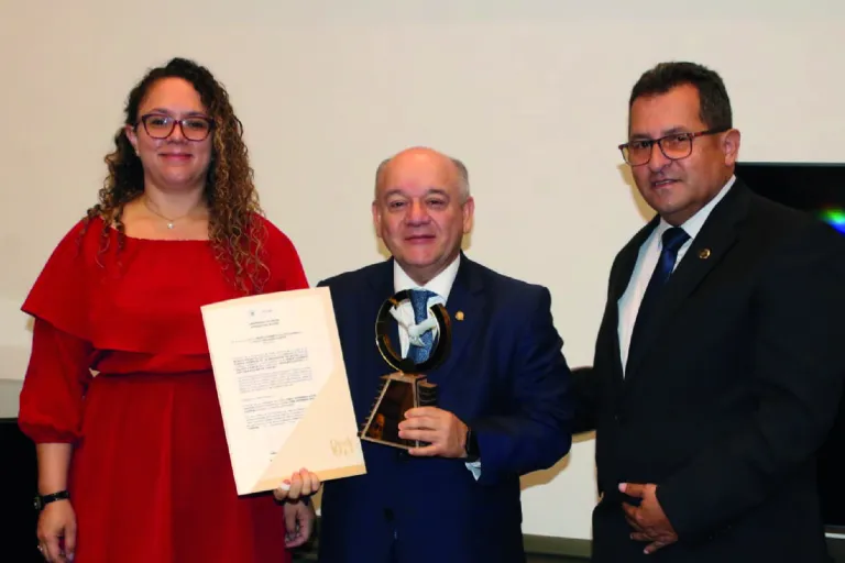 Reconocimiento a la Excelencia: la UCaldas Honra al Dr. José Fernando Reyes Cuartas