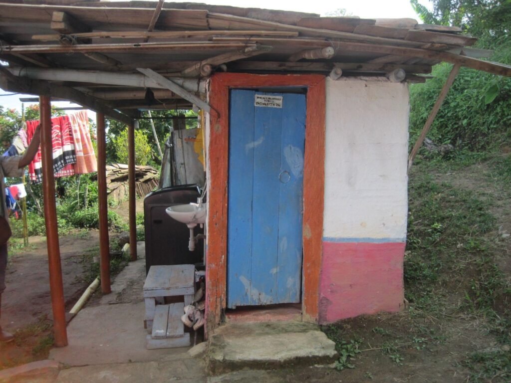 Casetas sanitarias
(proyecto SBA CORPOCALDAS - COMITÉ DE CAFETEROS - ALIADOS)
Fotos del antes y después de las casetas sanitarias en el Proyecto de
Saneamiento Básico Ambiental (SBA).