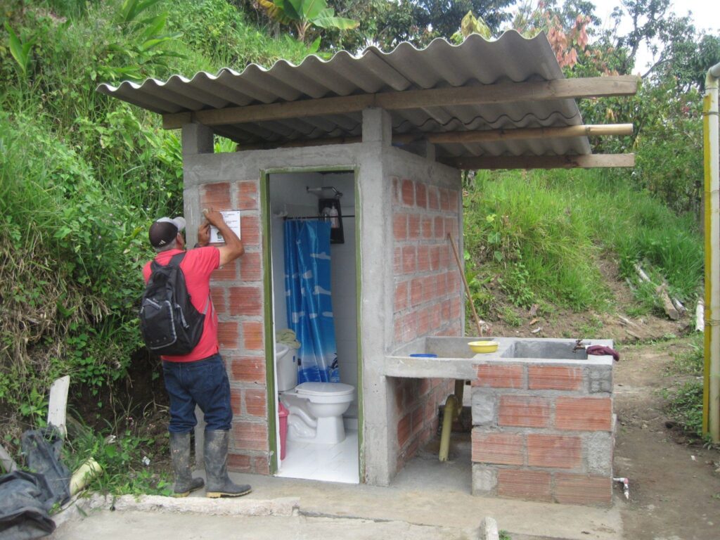 Casetas sanitarias (proyecto SBA CORPOCALDAS - COMITÉ DE CAFETEROS - ALIADOS) Fotos del antes y después de las casetas sanitarias en el Proyecto de Saneamiento Básico Ambiental (SBA).