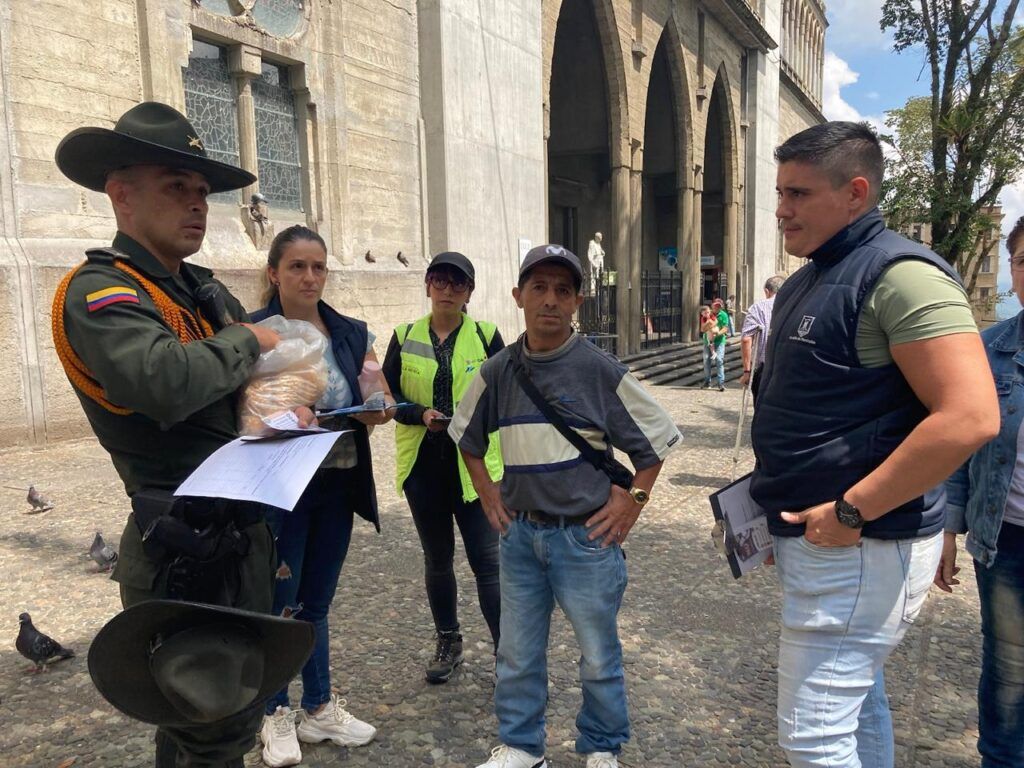 ¡No alimentar a las palomas en el Centro Histórico!: campaña de sensibilización de la secretaría de Medio Ambiente de Manizales