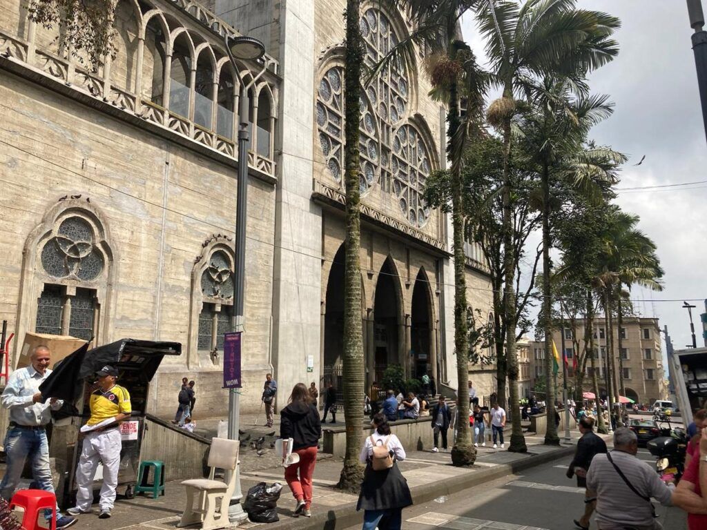 ¡No alimentar a las palomas en el Centro Histórico!: campaña de sensibilización de la secretaría de Medio Ambiente de Manizales