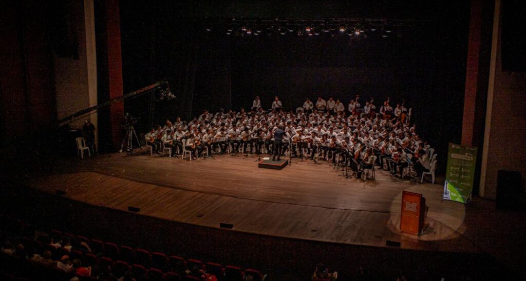 Un regalo sonoro de la Gobernación: Manizales vibra en su 175° aniversario con cuerdas y percusión