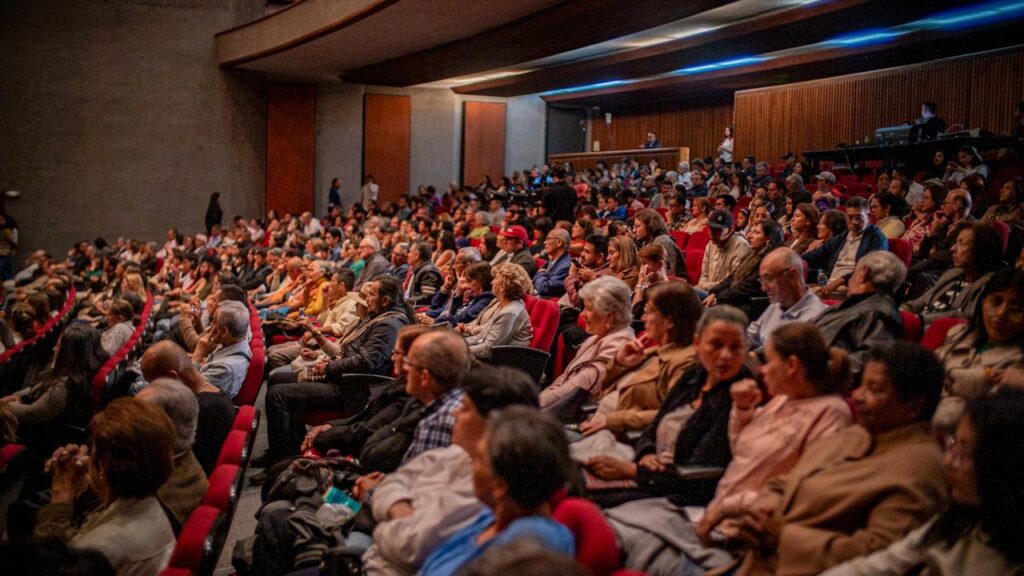 A ritmo de cuerdas pulsadas y percusión interpretadas por estudiantinas regionales, inició la celebración de los 175 años de la capital caldense