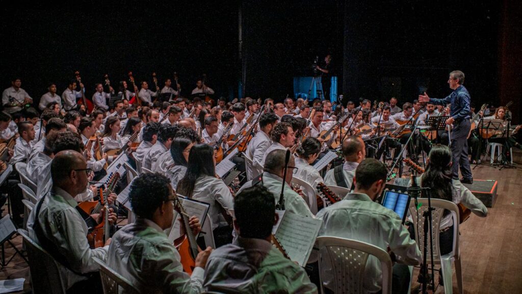 A ritmo de cuerdas pulsadas y percusión interpretadas por estudiantinas regionales, inició la celebración de los 175 años de la capital caldense