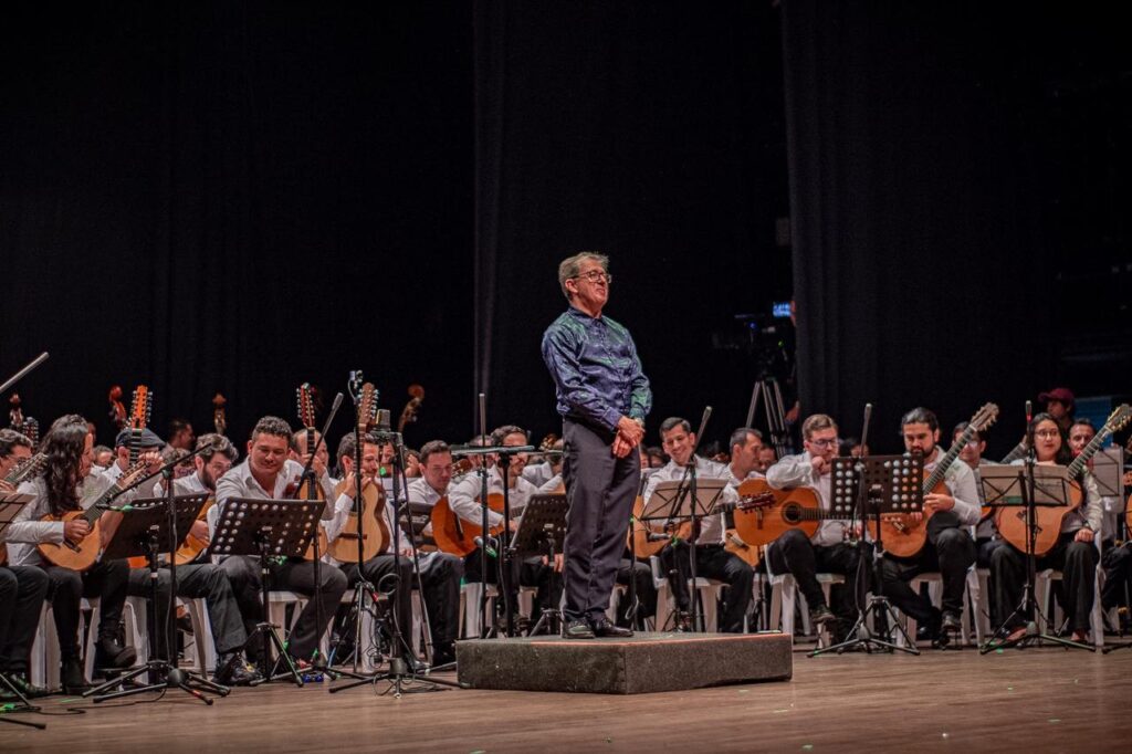 A ritmo de cuerdas pulsadas y percusión interpretadas por estudiantinas regionales, inició la celebración de los 175 años de la capital caldense