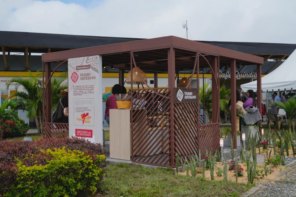 Abierto el Tambo Artesano Caldas en Autopista del Café
