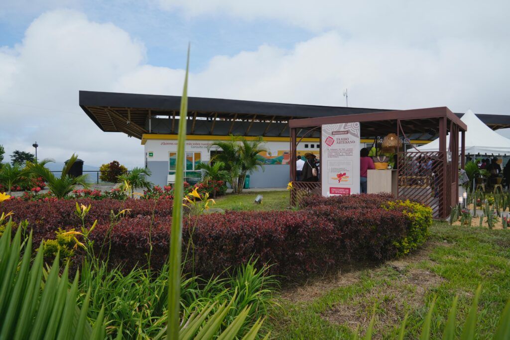 Abierto el Tambo Artesano Caldas en Autopista del Café
