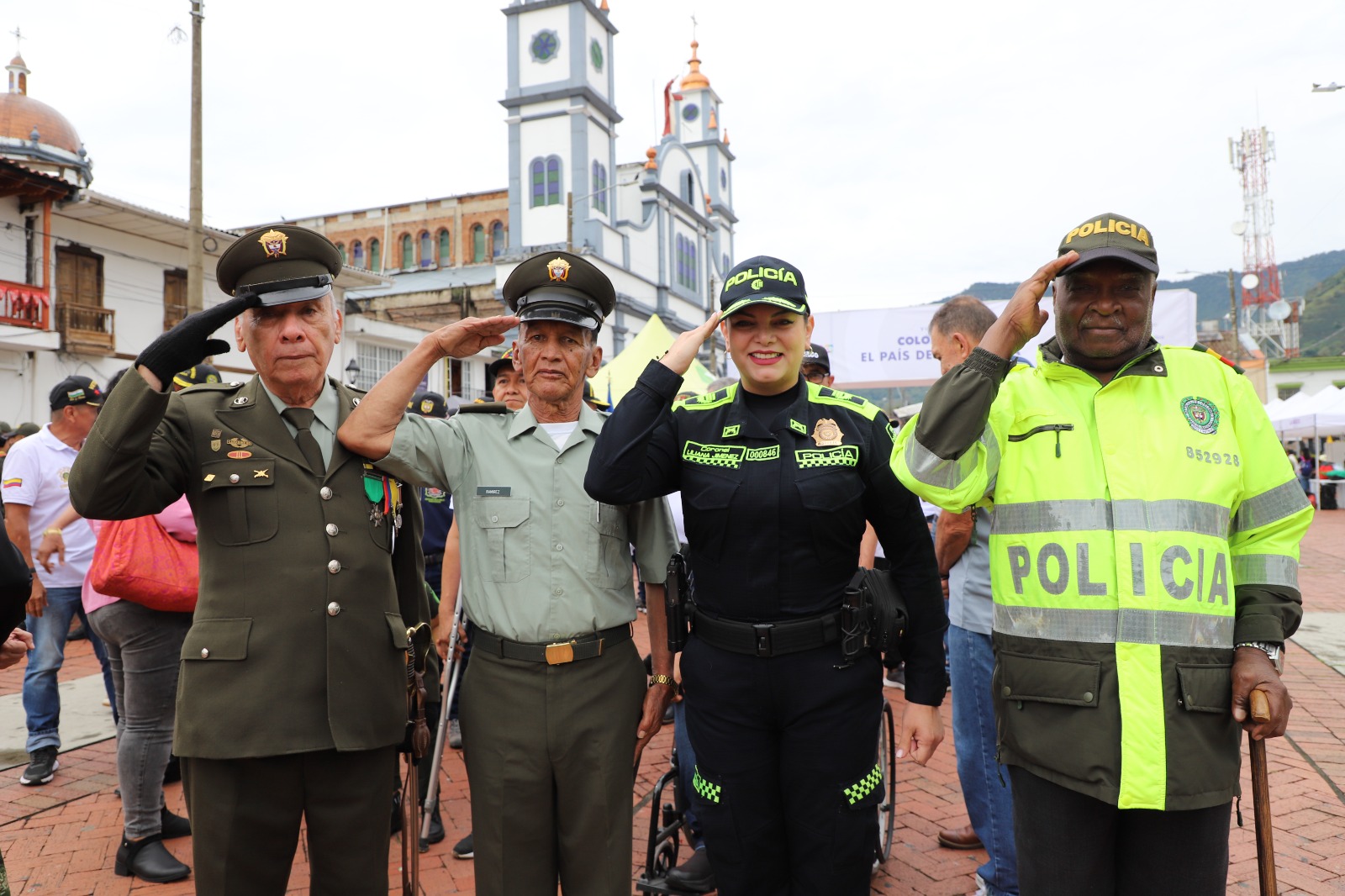 CONMEMORACIÓN DEL DÍA DEL VETERANO EN RIOSUCIO Honor y reconocimiento a los héroes de la Patria Autoridades de Riosucio y la Policía Nacional rinden homenaje a los veteranos que han servido con valentía y compromiso a Colombia.