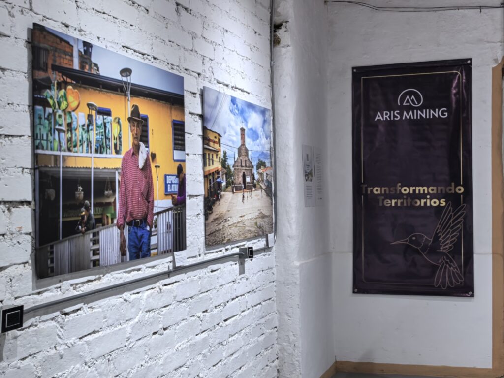 Con exposición fotográfica Aris Mining destaca la riqueza de Marmato. La exposición se presentó en la inauguración del Museo Café Marmato - Pesebre de Oro de Colombia, una apuesta histórica y cultural que recibe a locales y foráneos para llevarlos por un recorrido a través de los más de 480 años de historia que tiene Marmato.