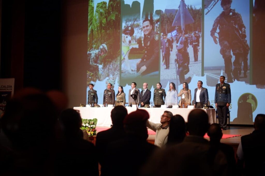 Con imposición de escudos, autoridades de Caldas honraron el legado de los veteranos de la fuerza pública en conmemoración de su día