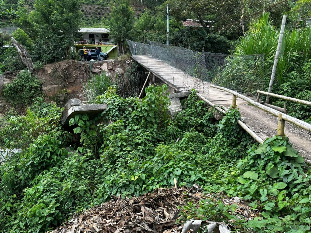 Con inversión de 100 millones de pesos, Supía mejorará sus vías rurales: Gobernación y Comité de Cafeteros inician construcción de placas huellas
