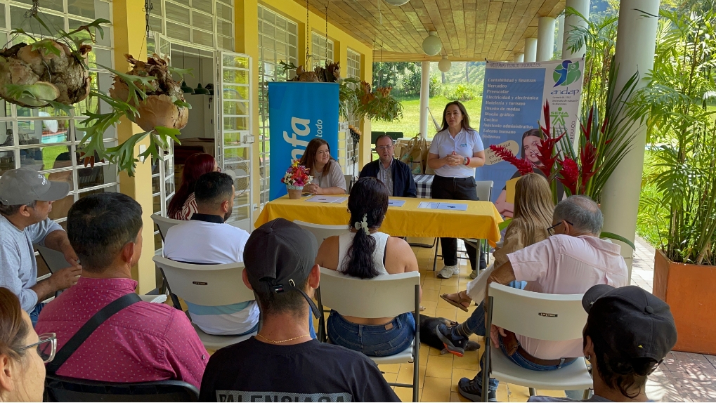 Confa y Gujar S.A.S  aportan a la transformación de vidas de
trabajadores que aprenden a leer y escribir.