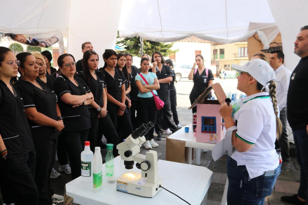 Salamina se llena de salud: Exitosa feria acerca servicios médicos a la comunidad