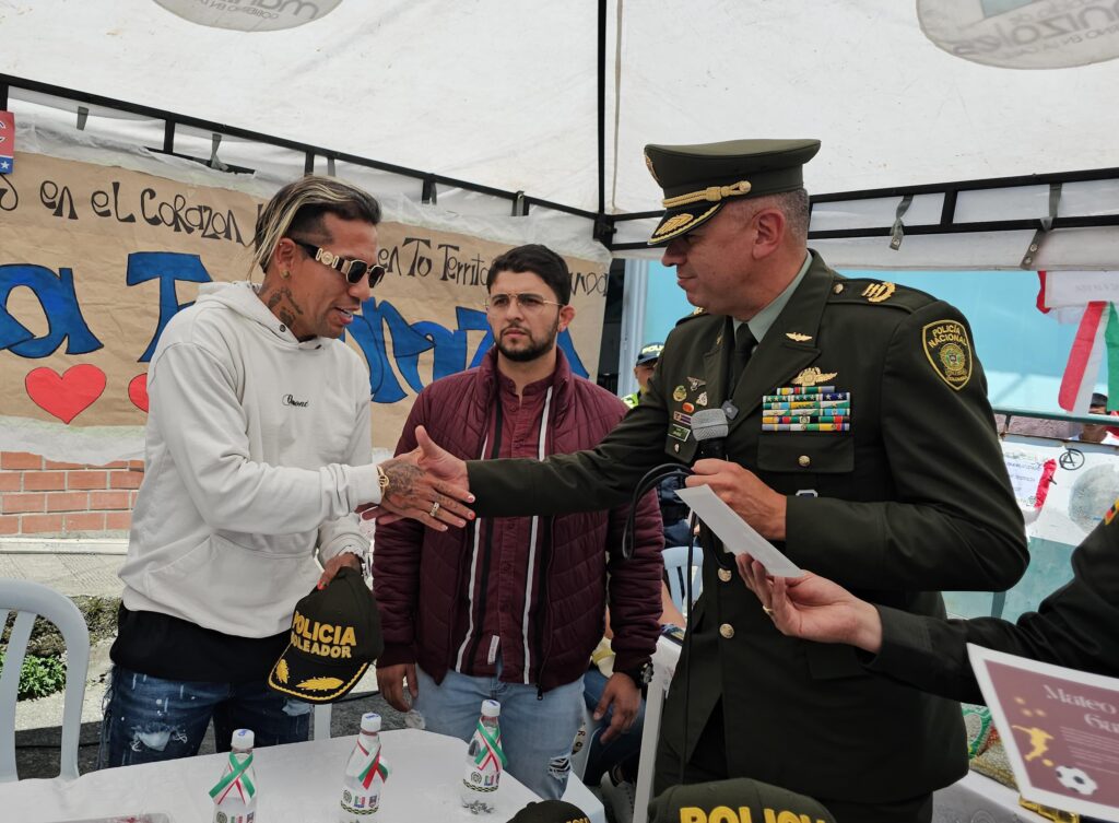 EL FUTBOL UNIÓ LA COMUNIDAD CON TOLERANCIA Y RESPETO Figuras deportivas del equipo Once Caldas hicieron un llamado a la sana convivencia a través de un plan desarme