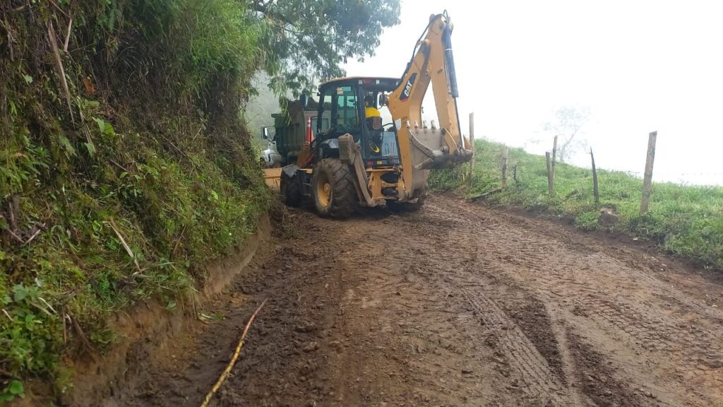 Caldas se moviliza: Gobernación intensifica labores viales ante lluvias