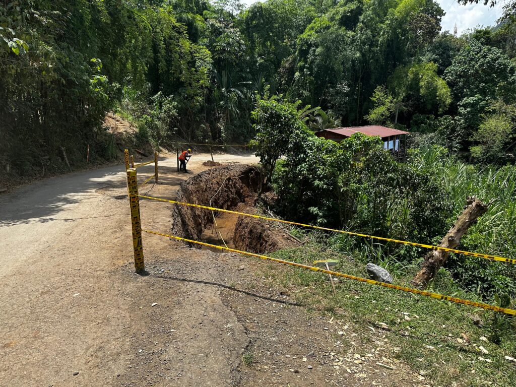 Gobernación de Caldas inició atención de tres sitios críticos en la vía La Central – San Lorenzo, en Riosucio