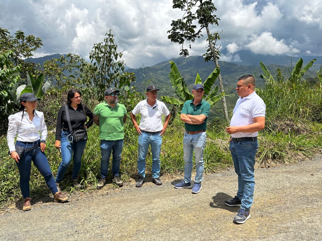 Gobernación de Caldas inició atención de tres sitios críticos en la vía La Central – San Lorenzo, en Riosucio