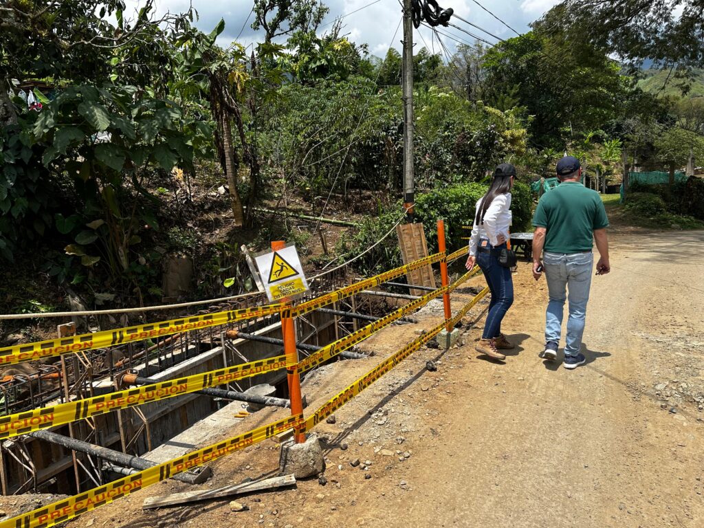 Gobernación de Caldas inició atención de tres sitios críticos en la vía La Central – San Lorenzo, en Riosucio