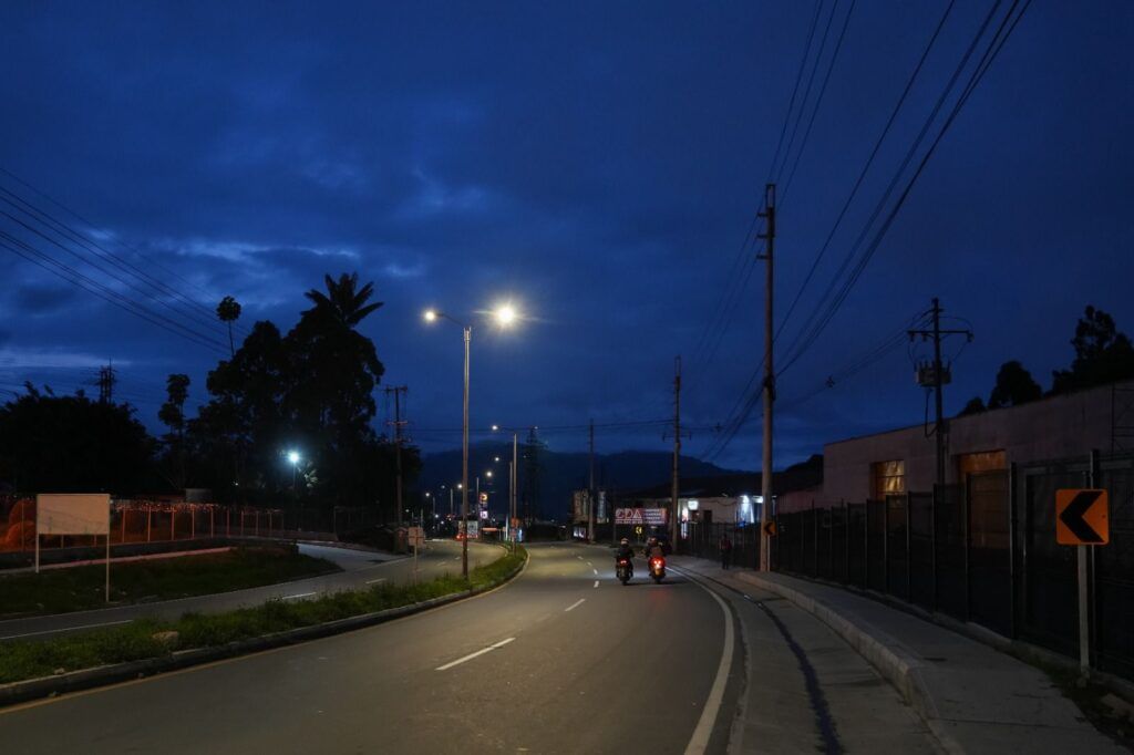 Invama por el progreso de la ciudad: terminó la instalación de nuevas luminarias en el sector de la Panamericana