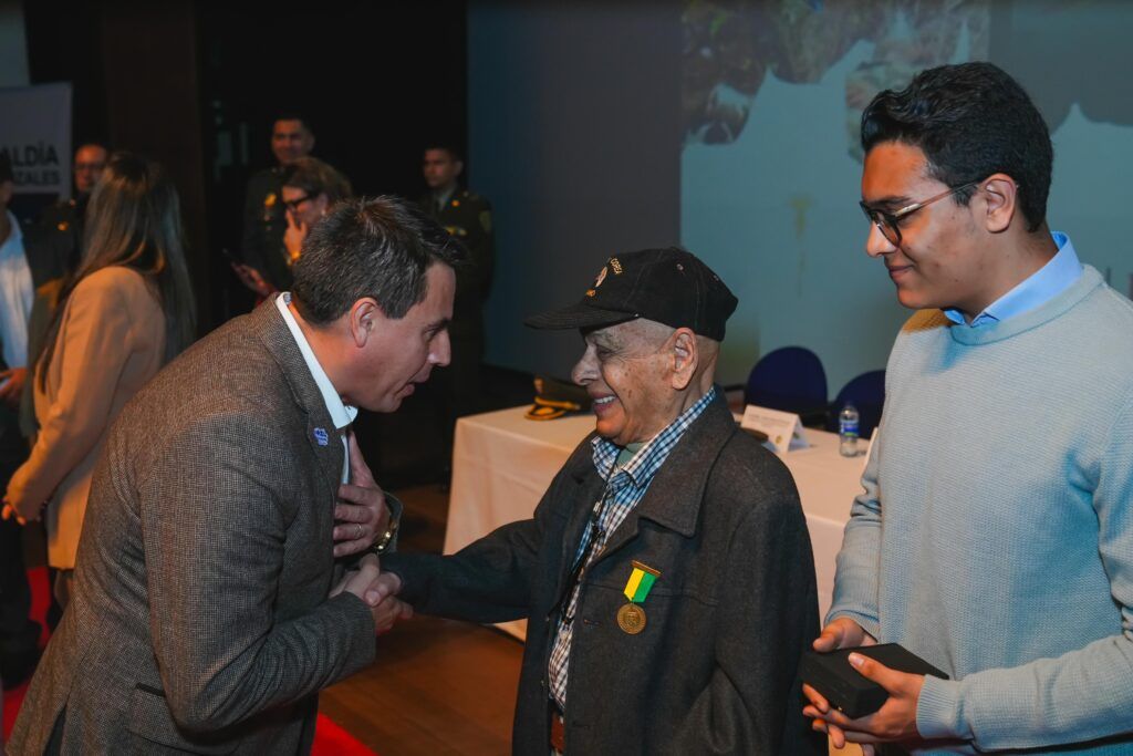 La Alcaldía de Manizales, la Gobernación de Caldas y otros entes territoriales rindieron homenaje a los veteranos de la fuerza pública