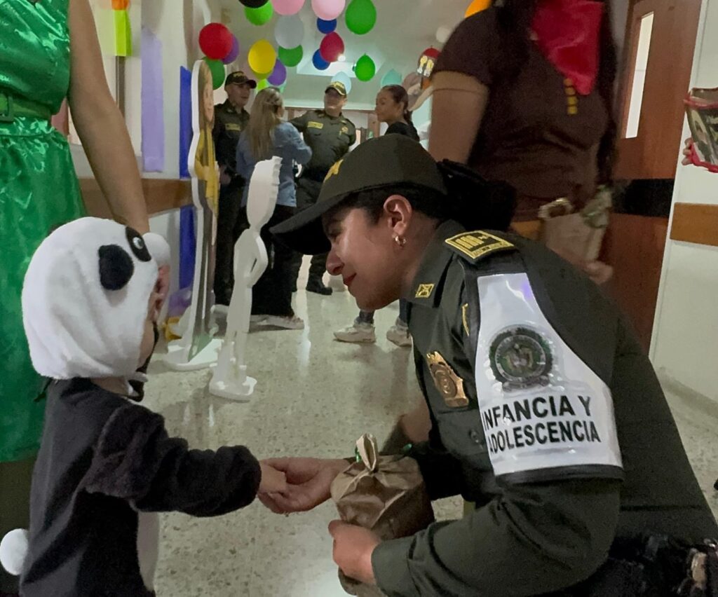 La Policía Metropolitana de Manizales Lleva Alegría a Niños en el Hospital Infantil