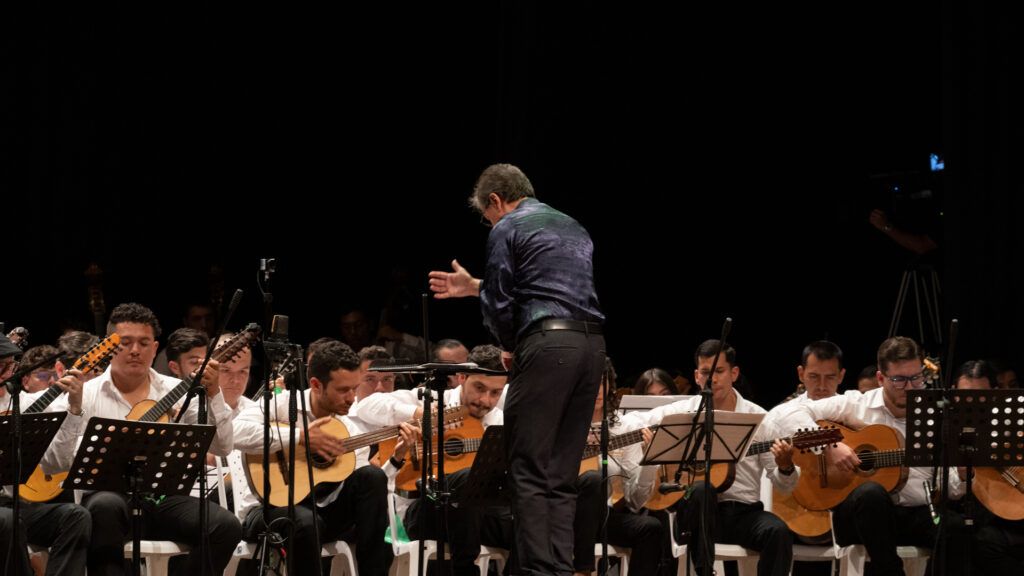 Las estudiantinas regionales, con repertorio de música andina, iniciaron la celebración del cumpleaños de Manizales