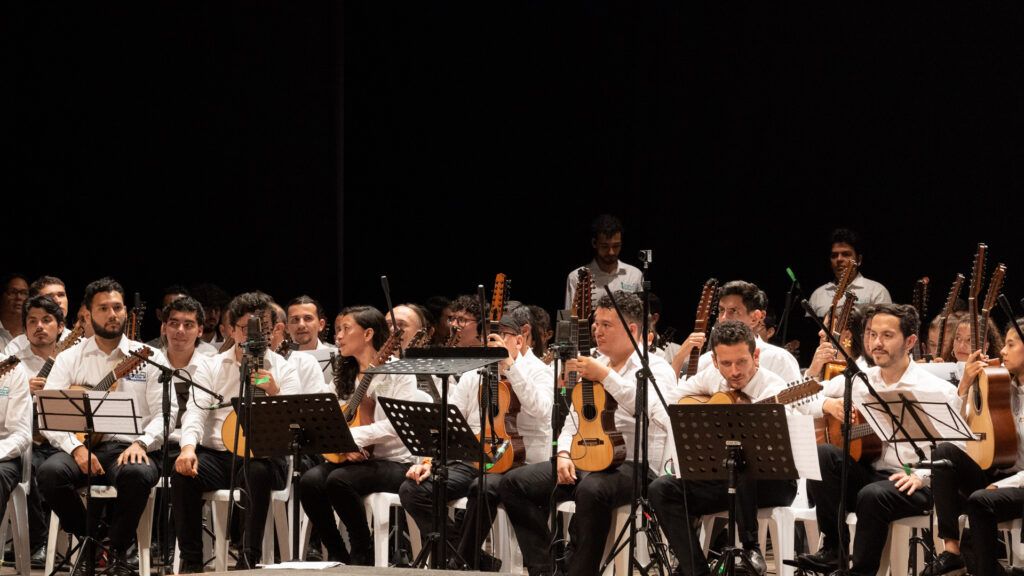 Las estudiantinas regionales, con repertorio de música andina, iniciaron la celebración del cumpleaños de Manizales