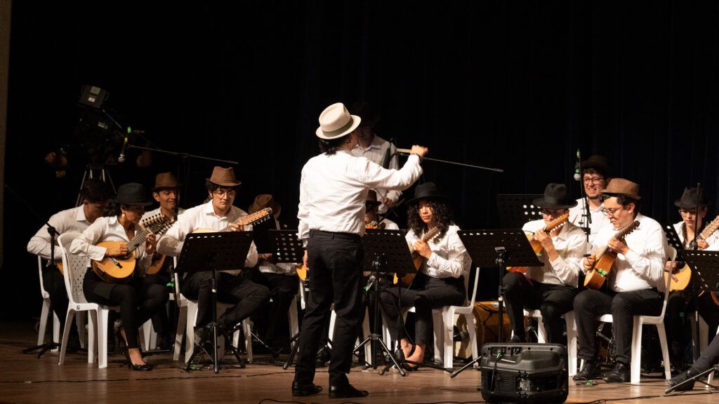 Las estudiantinas regionales, con repertorio de música andina, iniciaron la celebración del cumpleaños de Manizales