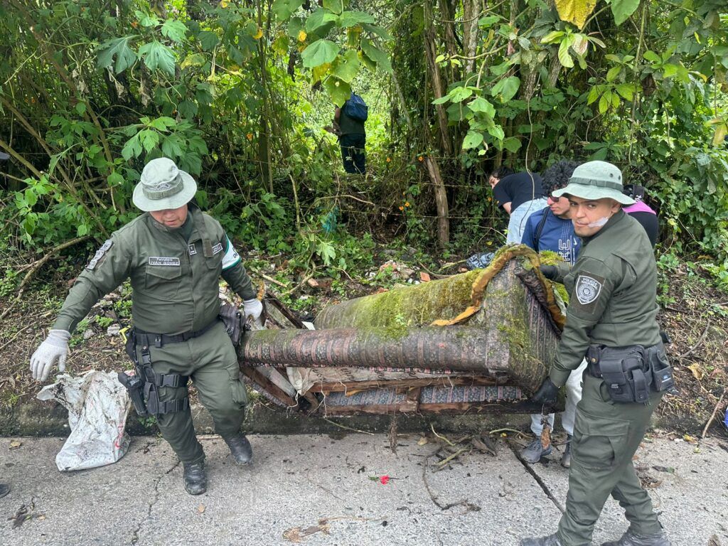 Las laderas de Monteleón, en constante limpieza de basuras; 4.1 toneladas recogidas en la más reciente jornada