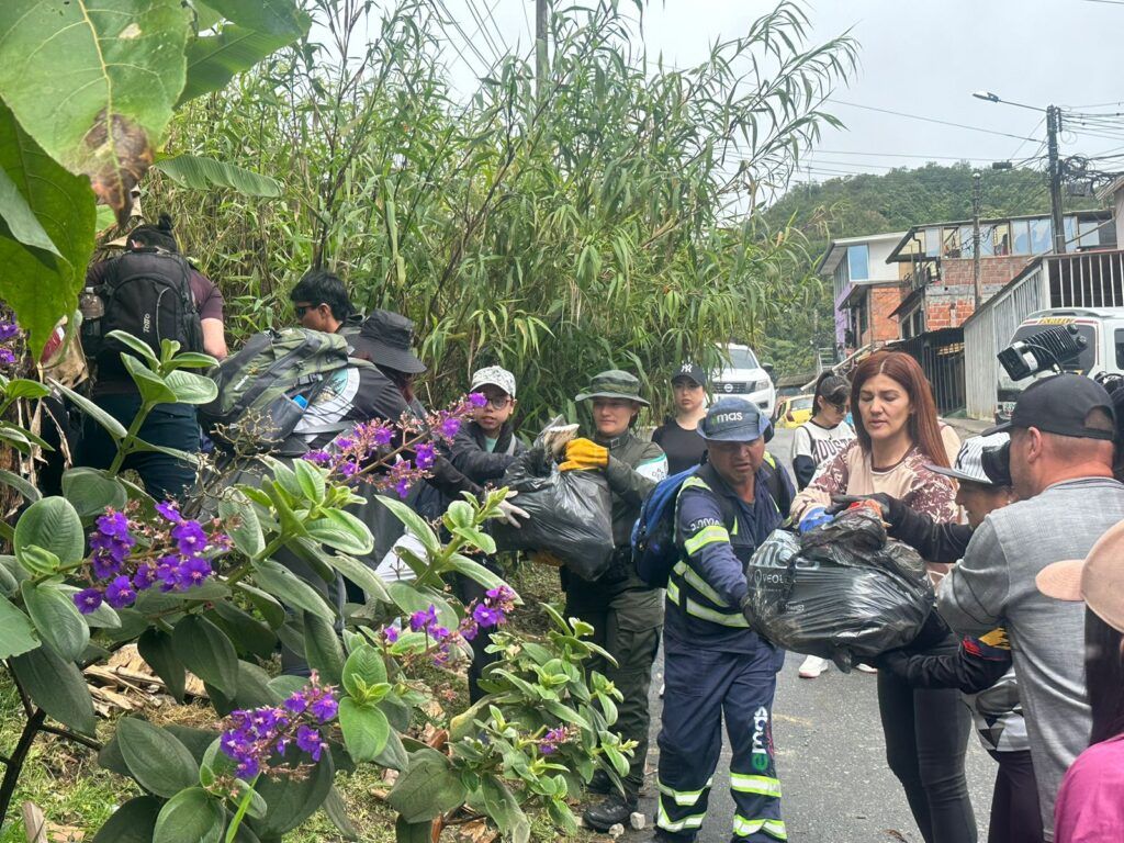 Las laderas de Monteleón, en constante limpieza de basuras; 4.1 toneladas recogidas en la más reciente jornada