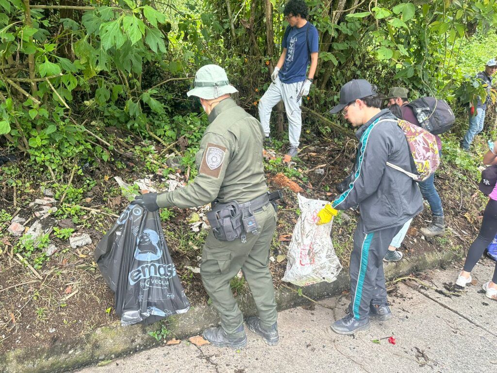 Las laderas de Monteleón, en constante limpieza de basuras; 4.1 toneladas recogidas en la más reciente jornada