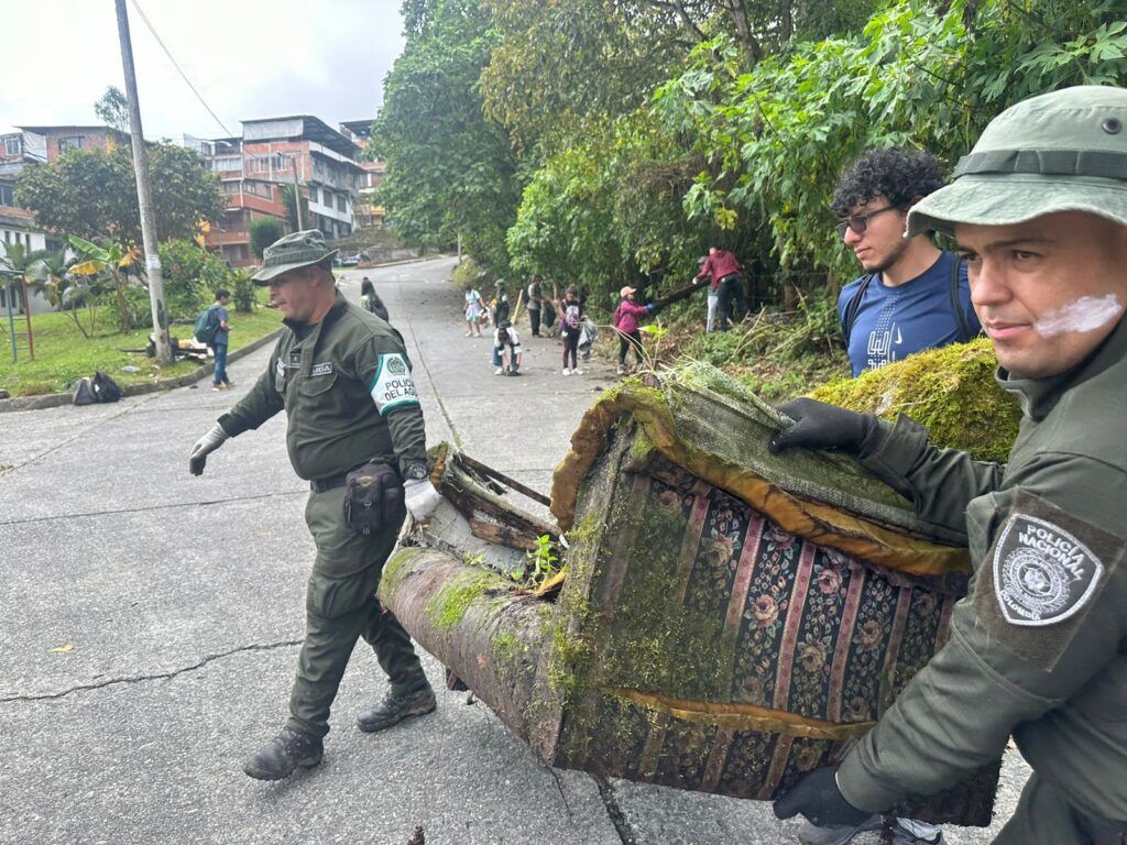 Las laderas de Monteleón, en constante limpieza de basuras; 4.1 toneladas recogidas en la más reciente jornada