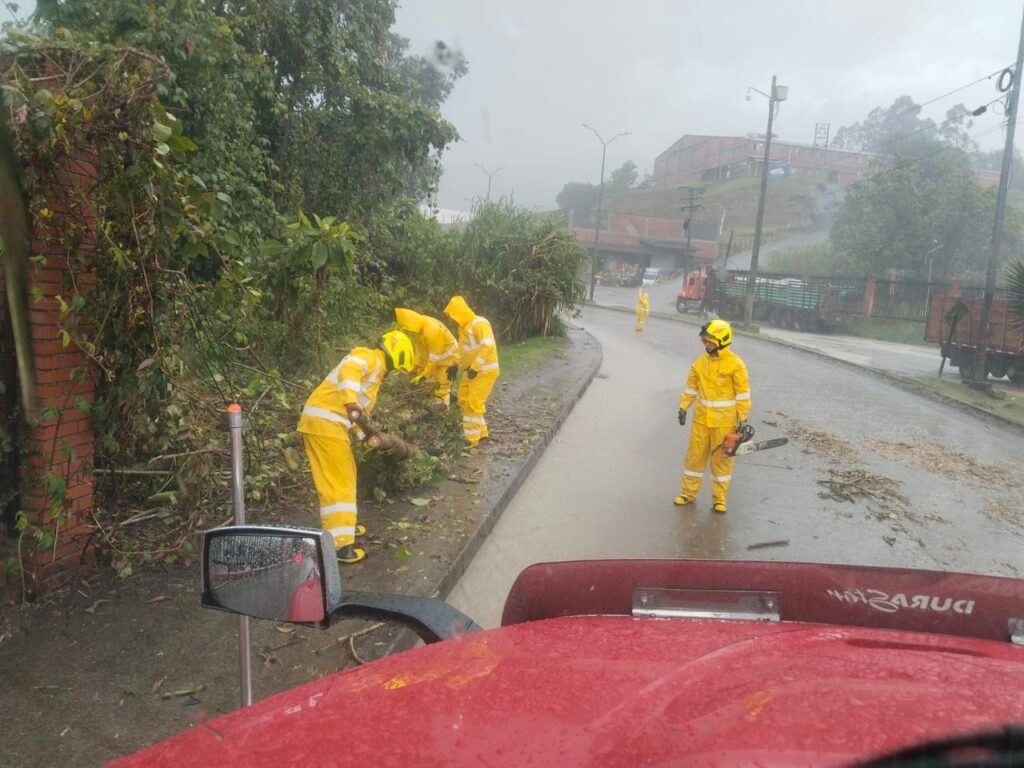 Las lluvias de las últimas horas provocaron emergencias que fueron atendidas por el Cuerpo Oficial de Bomberos, en coordinación con la Unidad de Gestión del Riesgo
