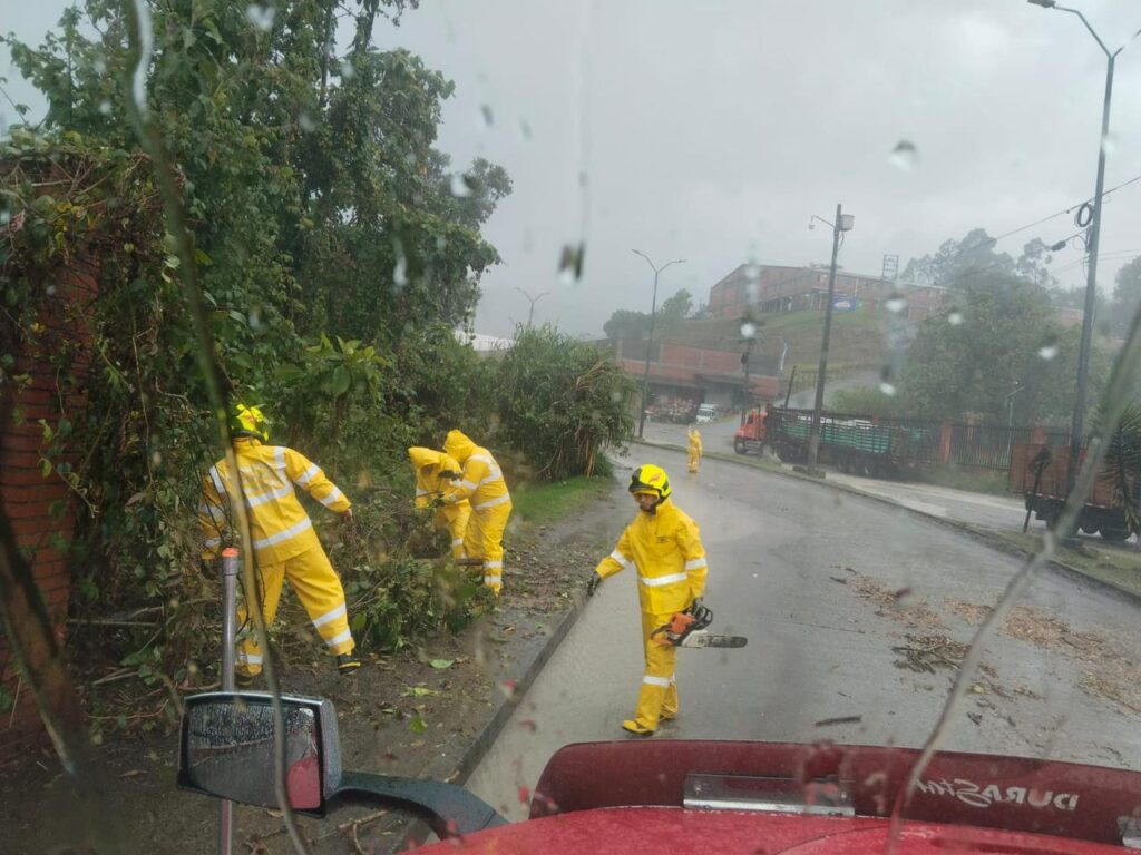 Las lluvias de las últimas horas provocaron emergencias que fueron atendidas por el Cuerpo Oficial de Bomberos, en coordinación con la Unidad de Gestión del Riesgo
