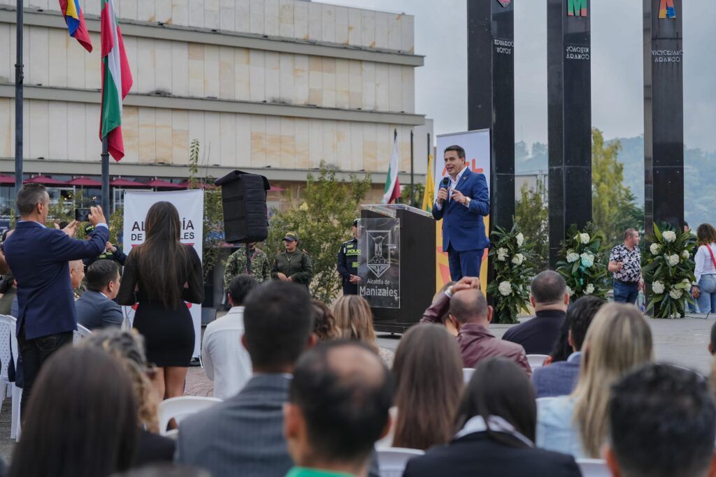 Ofrenda floral a los fundadores, en la celebración de los 175 años de Manizales