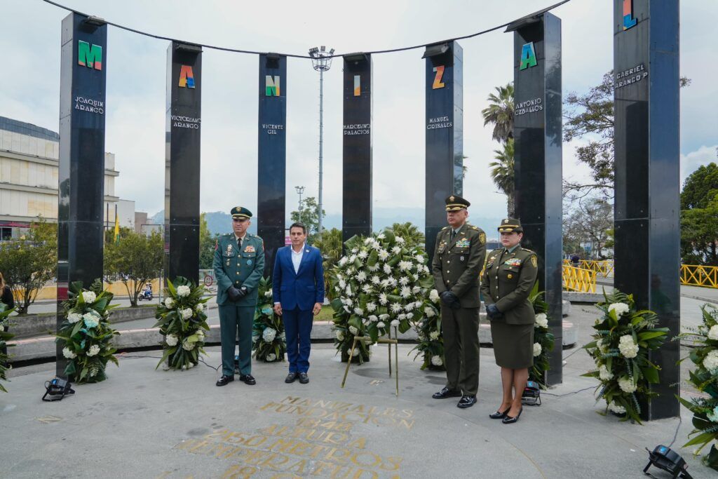 Ofrenda floral a los fundadores, en la celebración de los 175 años de Manizales