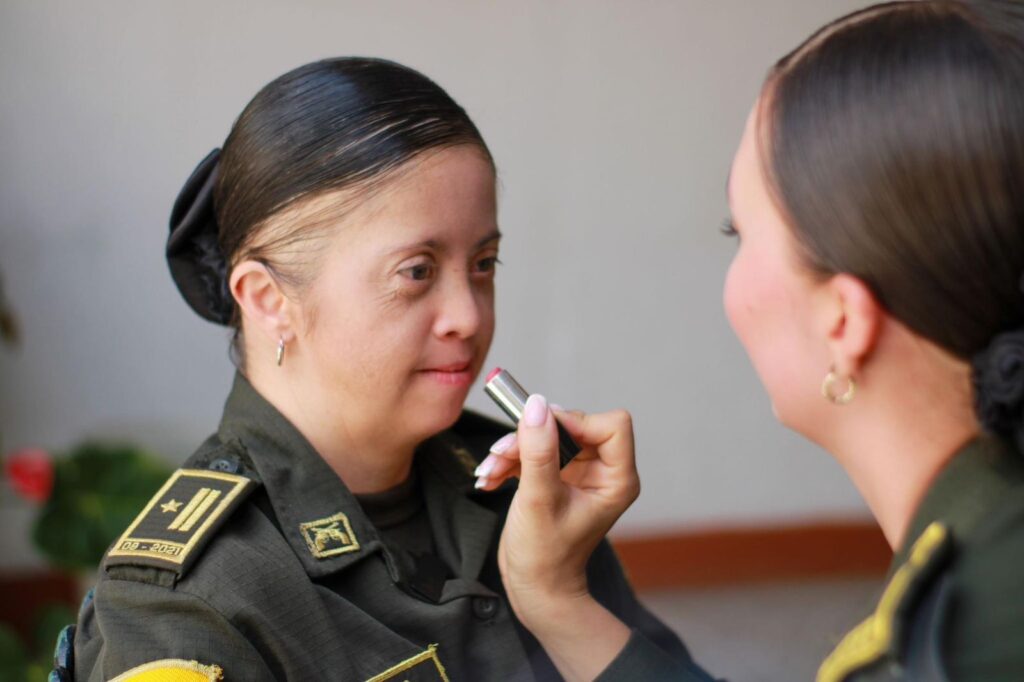 POLICÍA POR UN DÍA: UN SUEÑO HECHO REALIDAD

 

Angélica, portó con orgullo el uniforme verde oliva