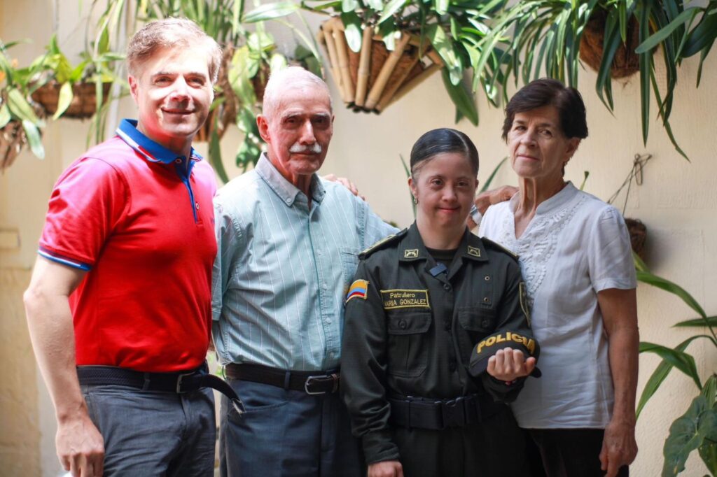 POLICÍA POR UN DÍA: UN SUEÑO HECHO REALIDAD

 

Angélica, portó con orgullo el uniforme verde oliva