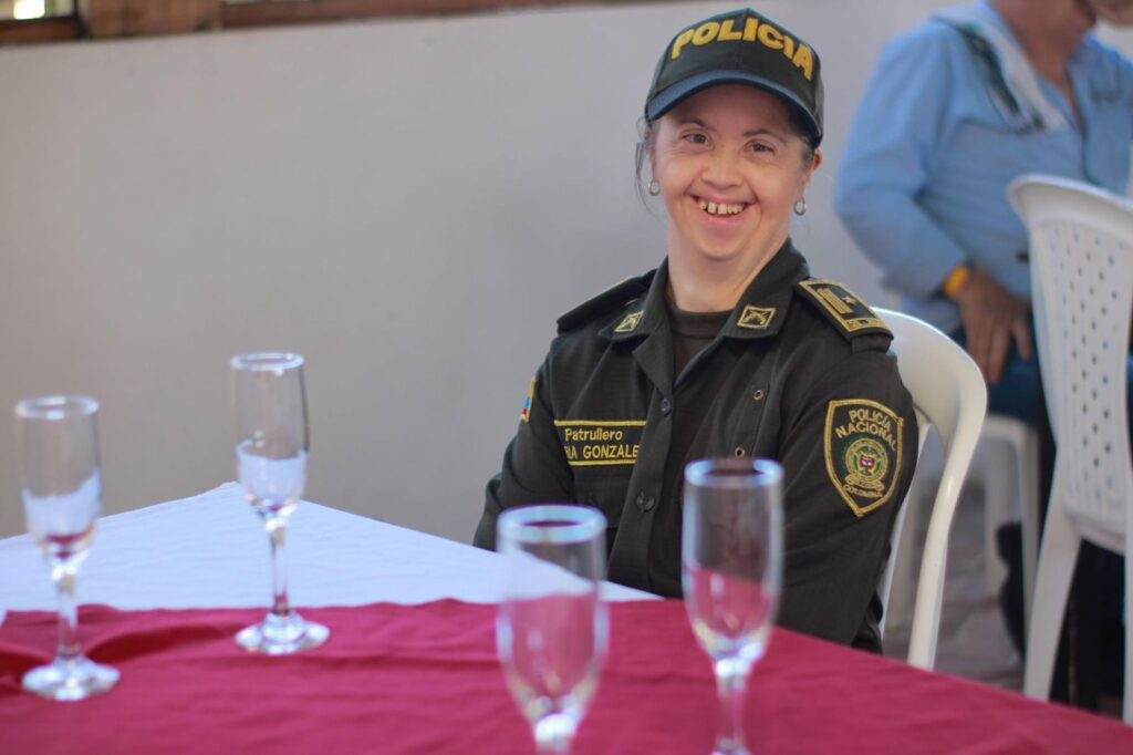 POLICÍA POR UN DÍA: UN SUEÑO HECHO REALIDAD

 

Angélica, portó con orgullo el uniforme verde oliva